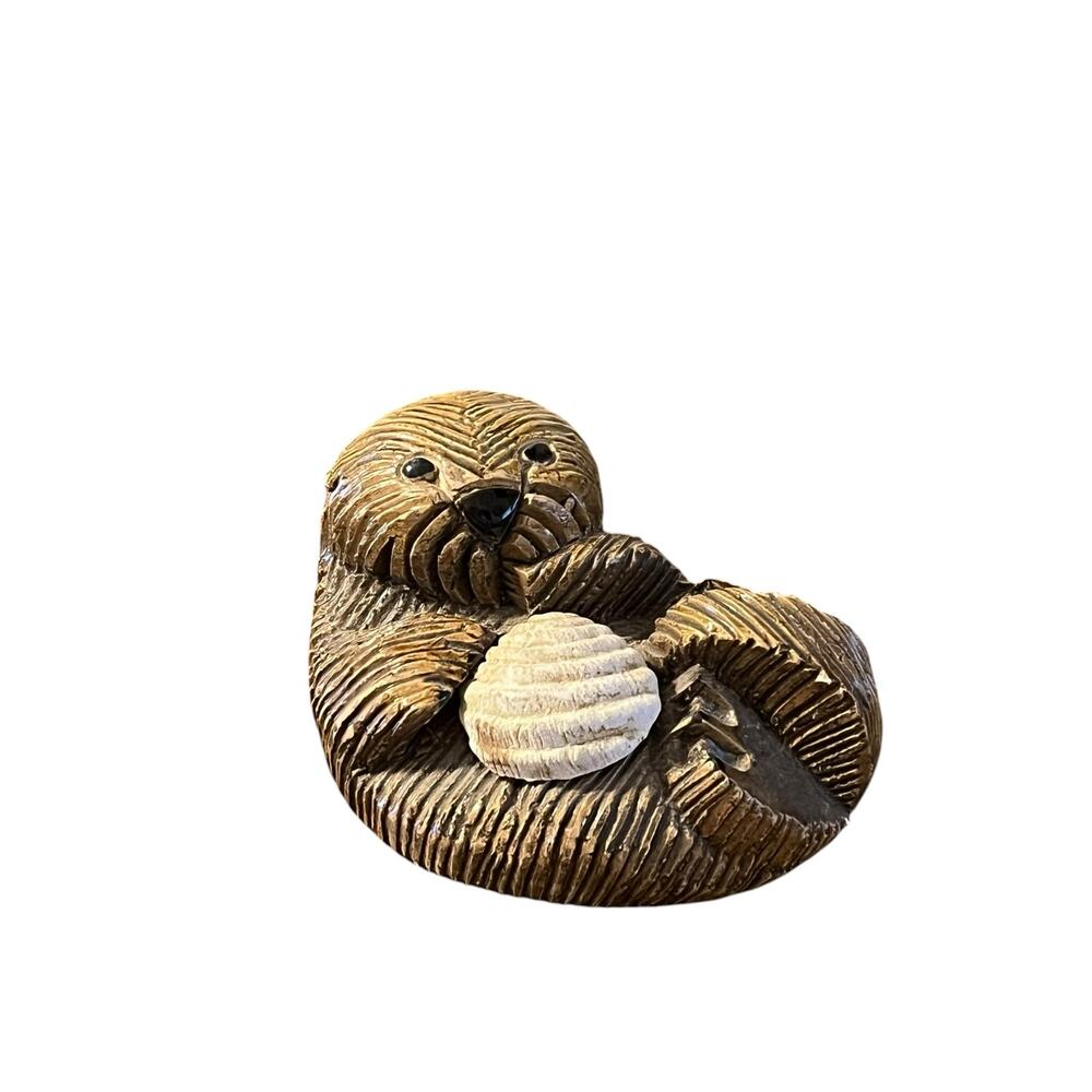 Artesania Rinconada Otter with Shell Figurine
